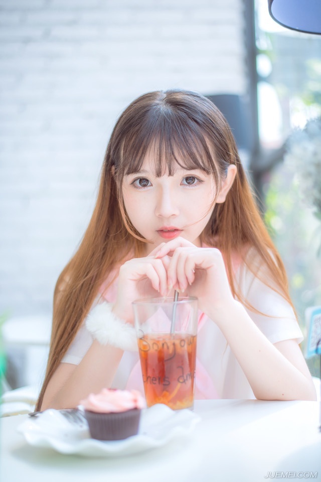 看着小乔松了口气的神色，吕布淡然道：“放心，若真是我做的，我也不屑在这种事情上撒谎，另外，记住你的身份，就算是妾，你也是我的女人，心里怎么想我不管，但你不该将这些愚蠢的表情给我表现出来，若非看在腹中孩儿的份上，单是这一点，就可以让你生不如死！莫要以为，这两年对你好了，就可以在我面前恃宠而骄！”
